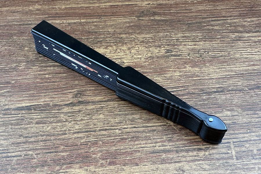 dichtgevouwen handwaaier met zwart handvat